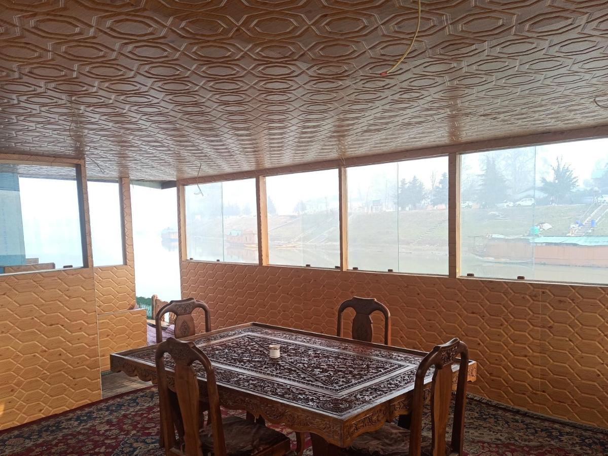 Houseboat Karima Palace Srinagar  Bagian luar foto
