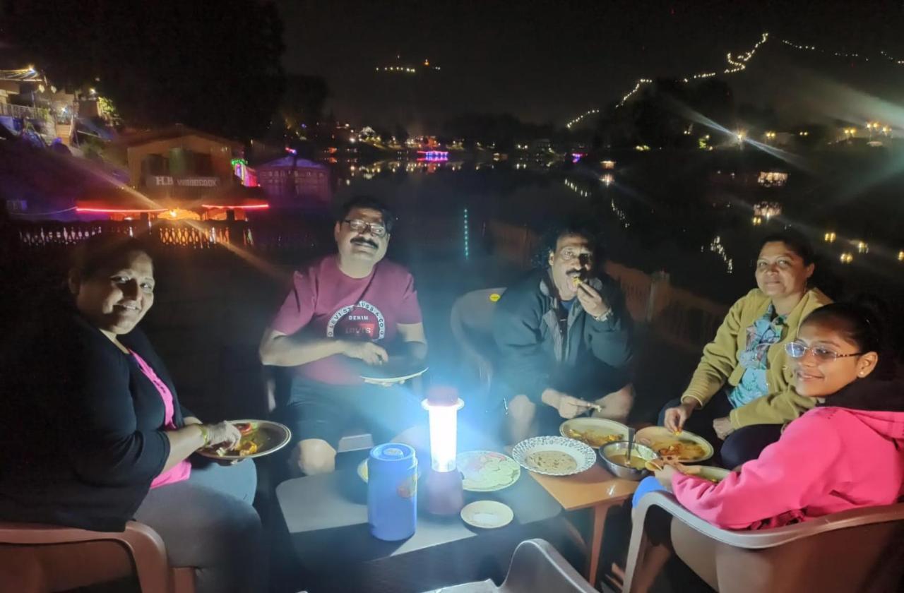 Houseboat Karima Palace Srinagar  Bagian luar foto