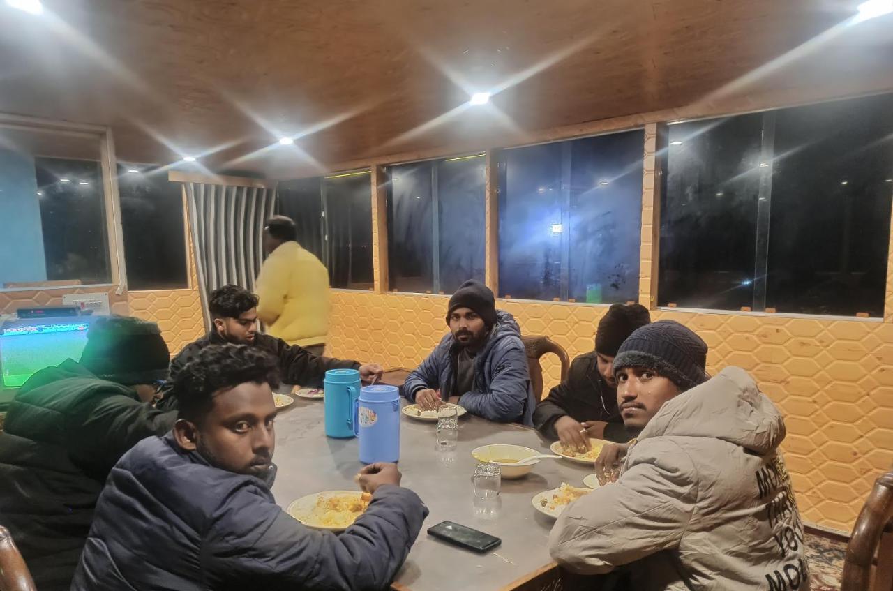 Houseboat Karima Palace Srinagar  Bagian luar foto