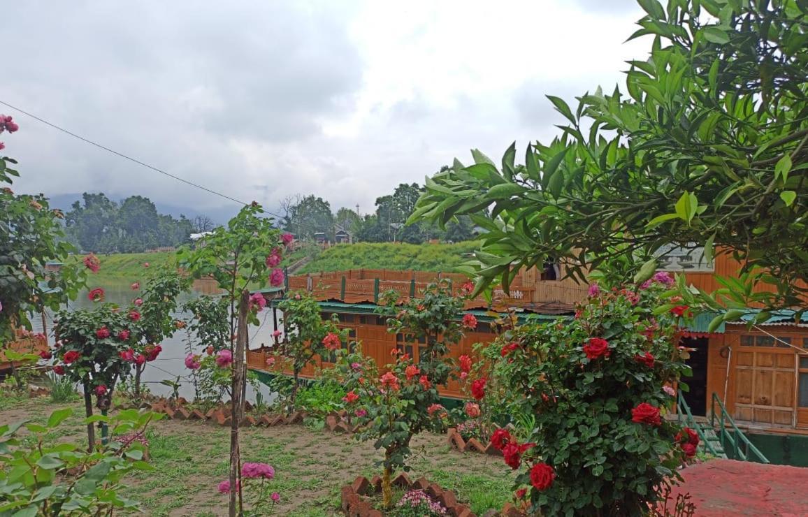 Houseboat Karima Palace Srinagar  Bagian luar foto