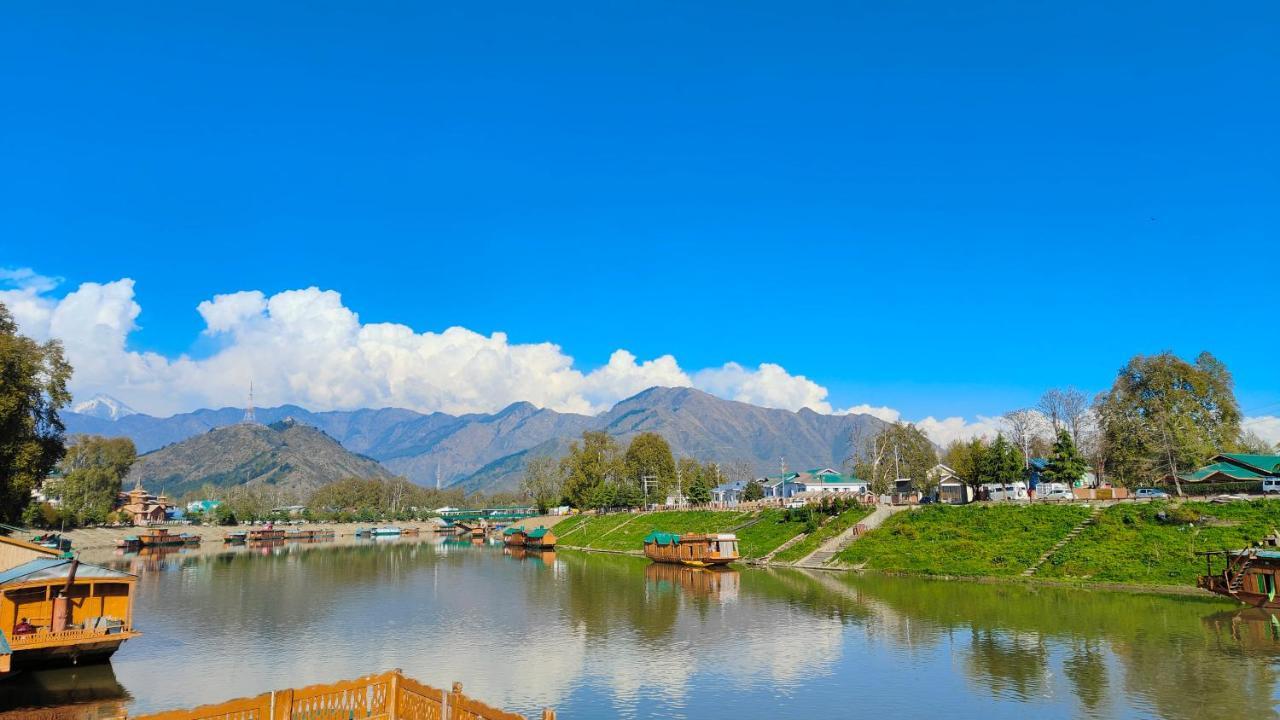 Houseboat Karima Palace Srinagar  Bagian luar foto