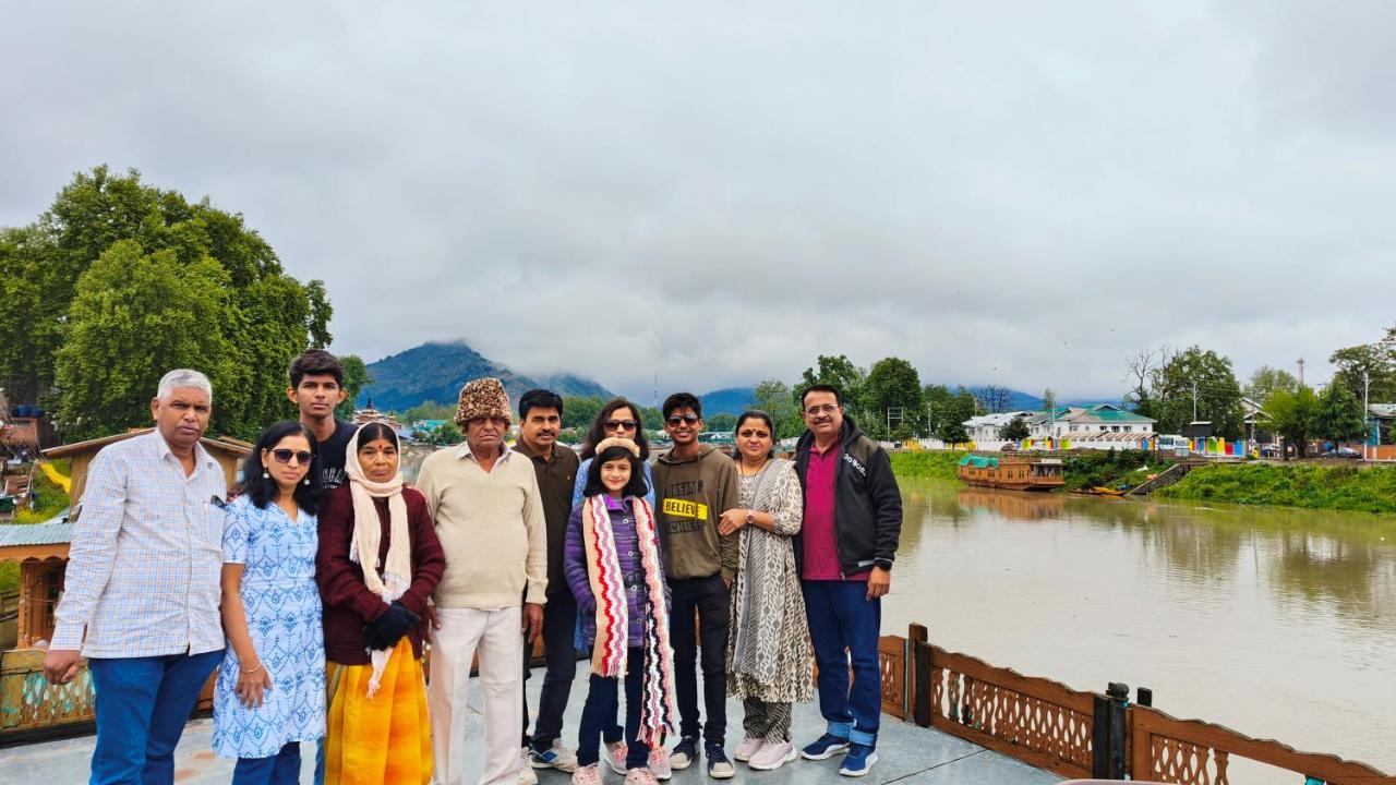 Houseboat Karima Palace Srinagar  Bagian luar foto