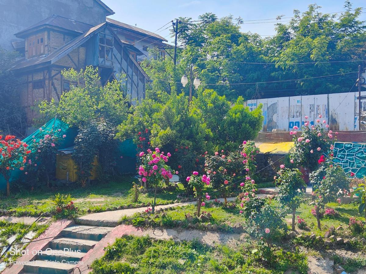 Houseboat Karima Palace Srinagar  Bagian luar foto