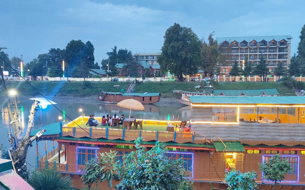 Houseboat Karima Palace Srinagar  Bagian luar foto