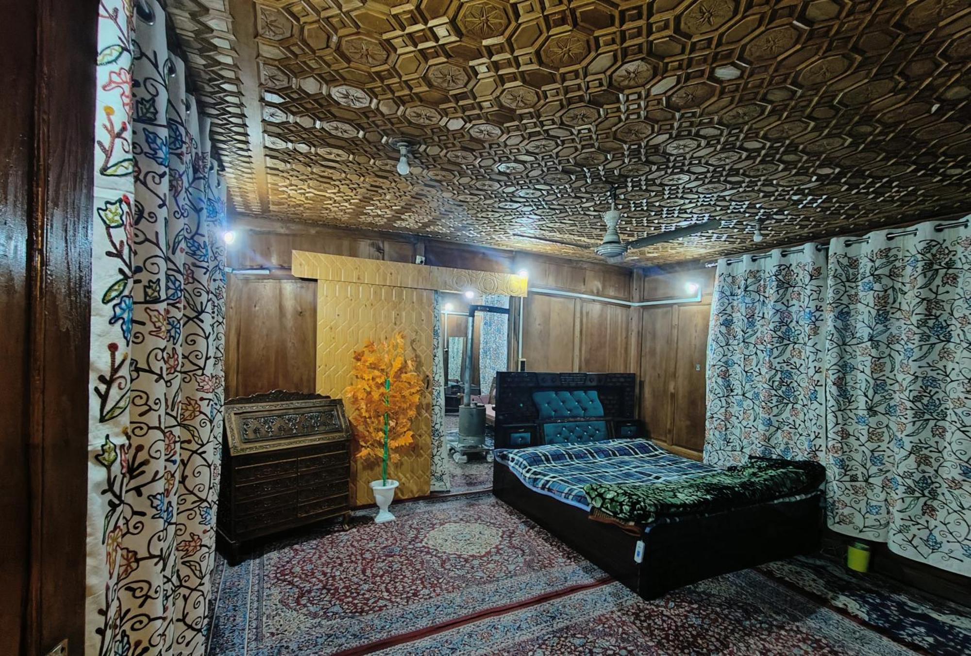 Houseboat Karima Palace Srinagar  Bagian luar foto