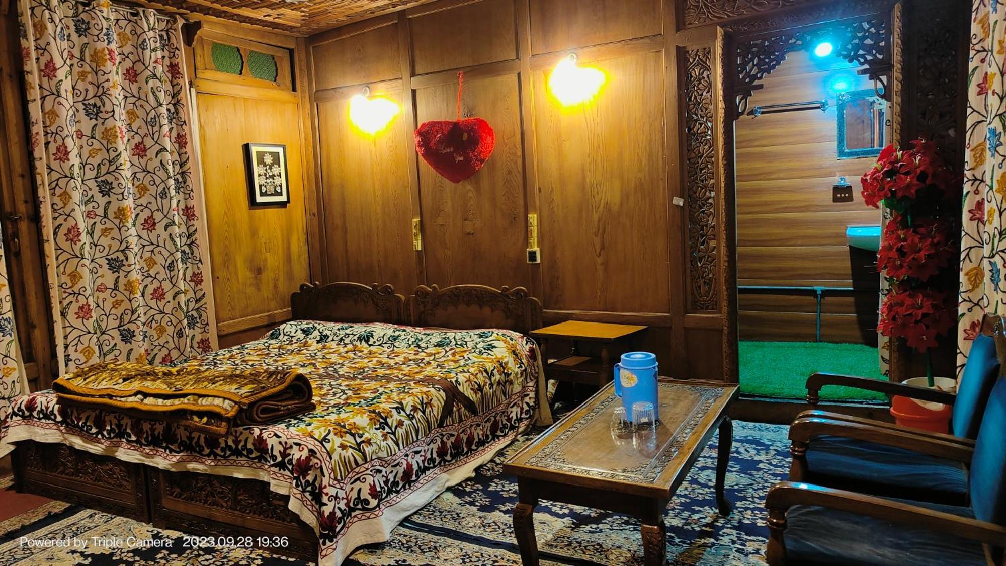 Houseboat Karima Palace Srinagar  Bagian luar foto