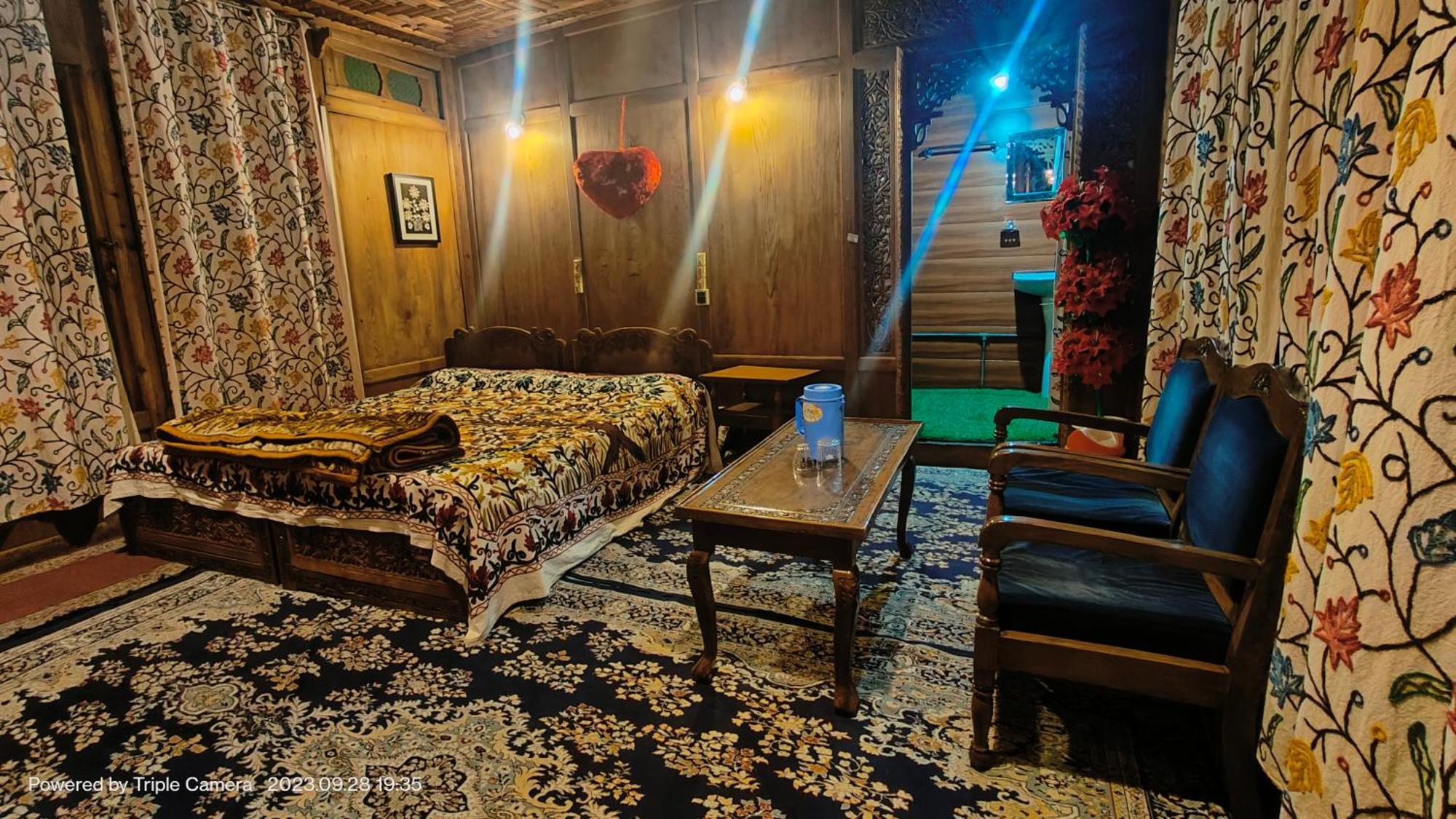 Houseboat Karima Palace Srinagar  Bagian luar foto