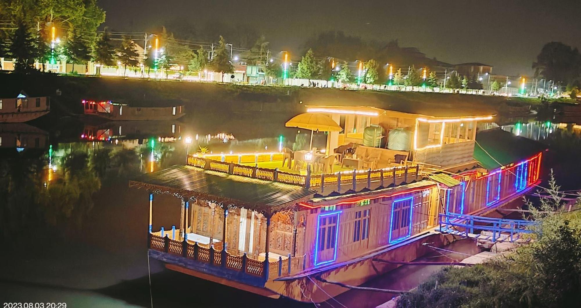 Houseboat Karima Palace Srinagar  Bagian luar foto
