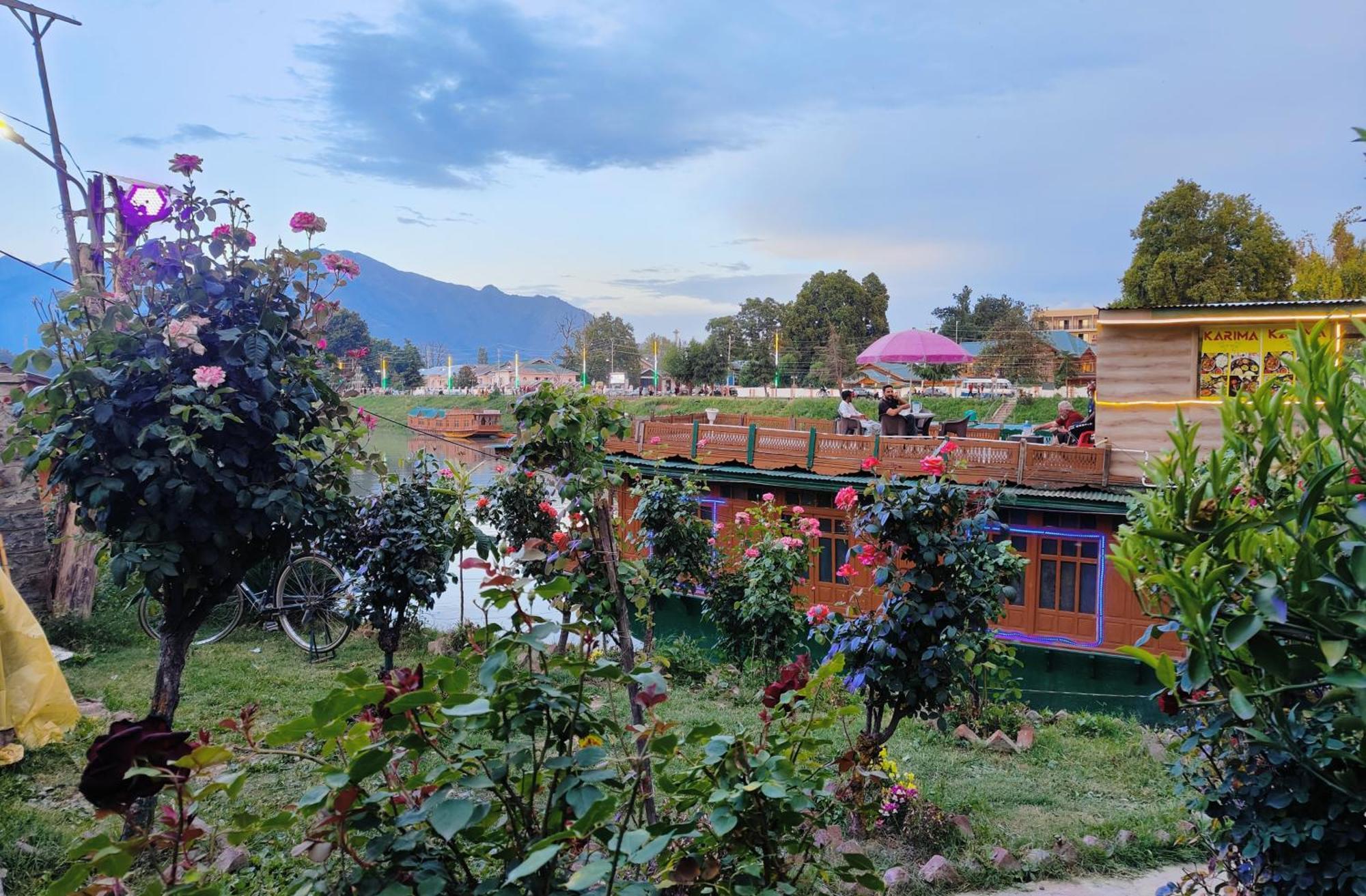 Houseboat Karima Palace Srinagar  Bagian luar foto