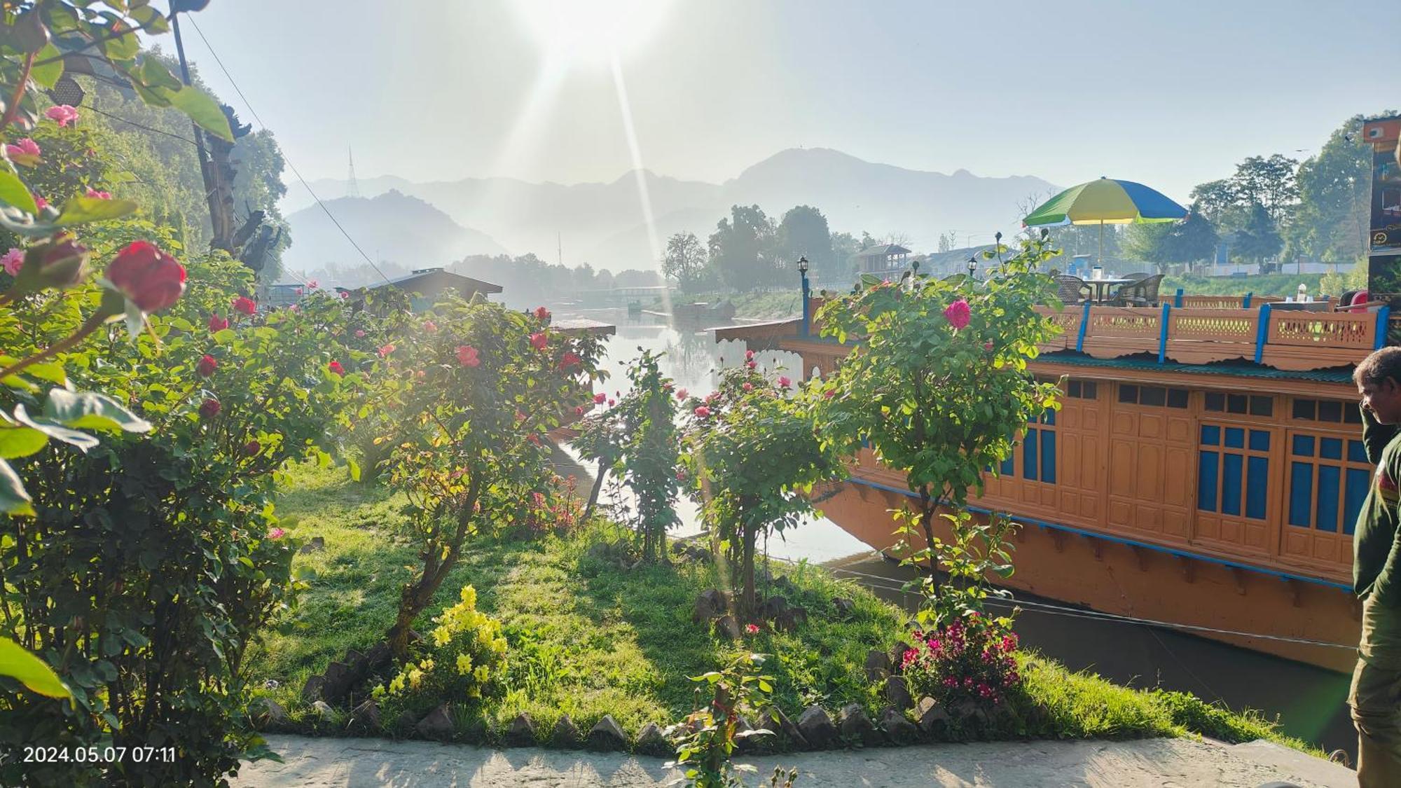 Houseboat Karima Palace Srinagar  Bagian luar foto