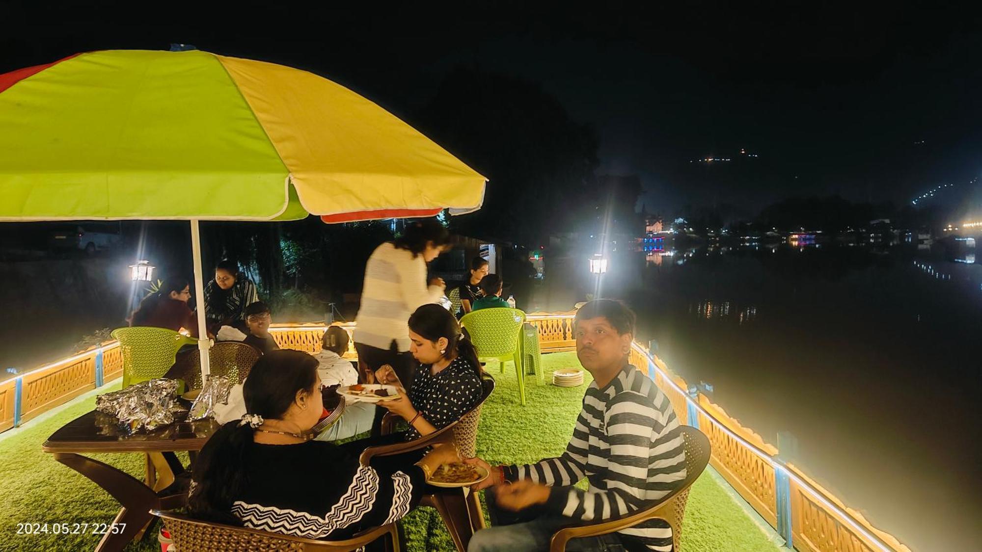 Houseboat Karima Palace Srinagar  Bagian luar foto