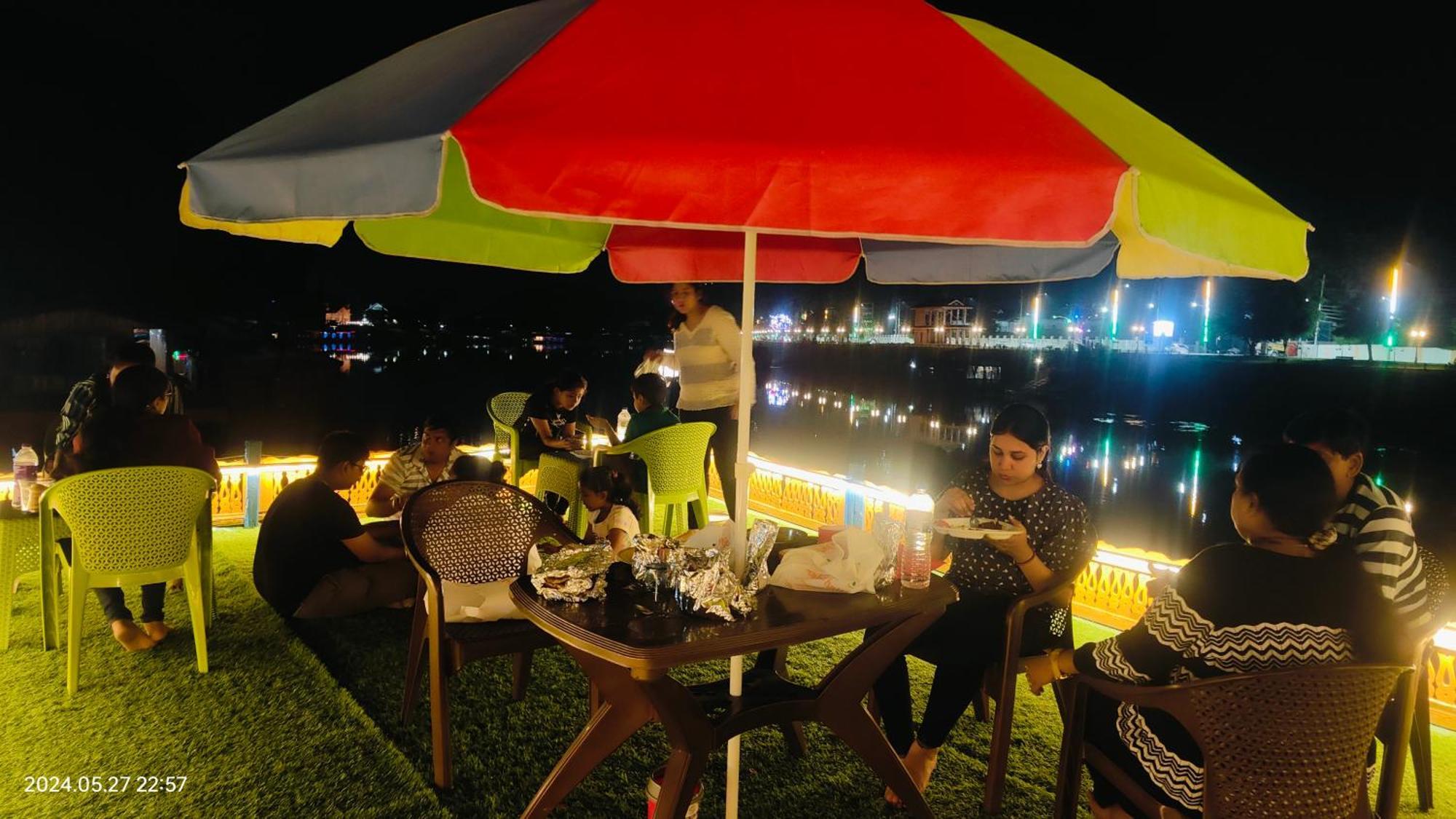 Houseboat Karima Palace Srinagar  Bagian luar foto