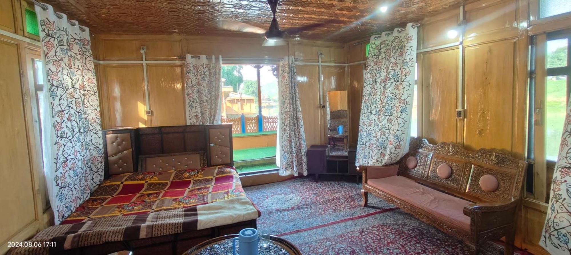 Houseboat Karima Palace Srinagar  Bagian luar foto
