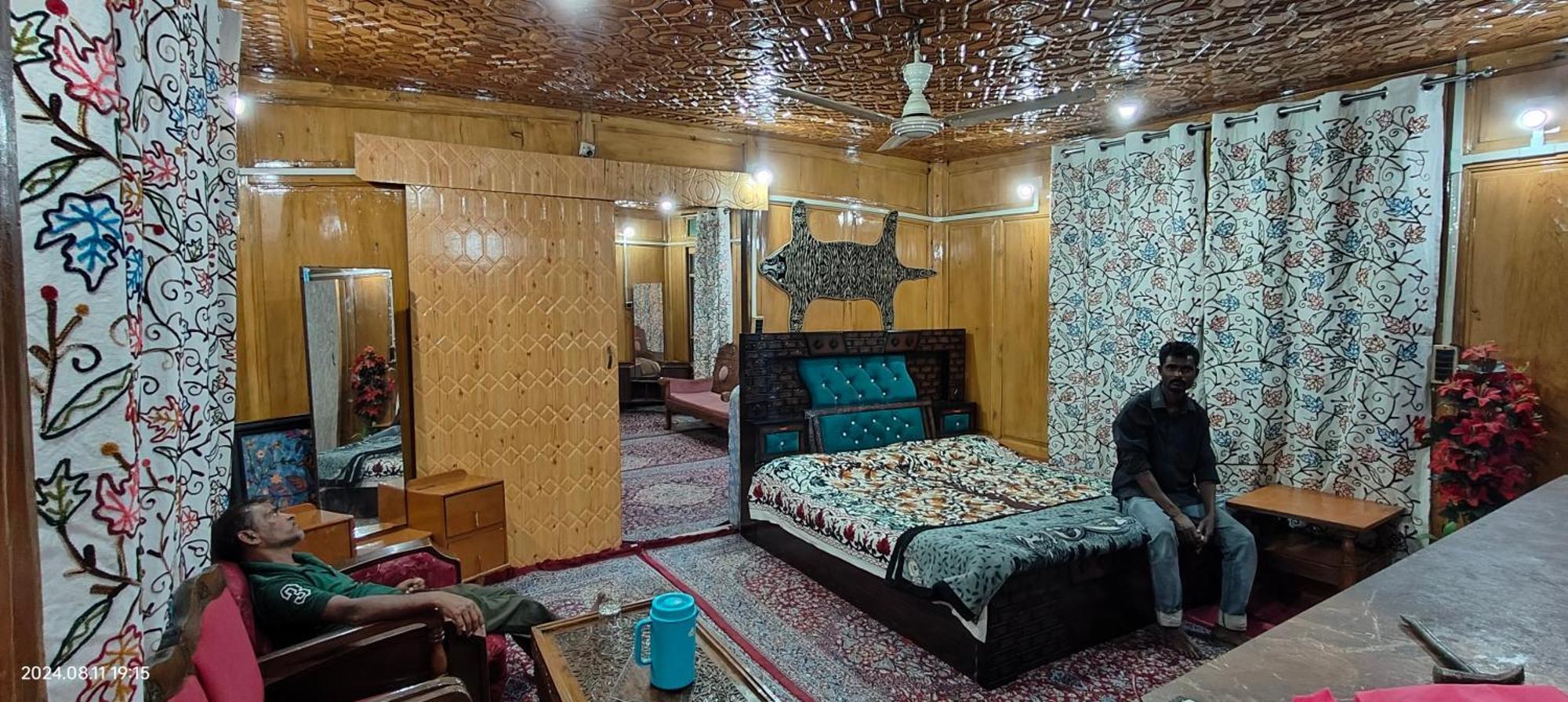 Houseboat Karima Palace Srinagar  Bagian luar foto