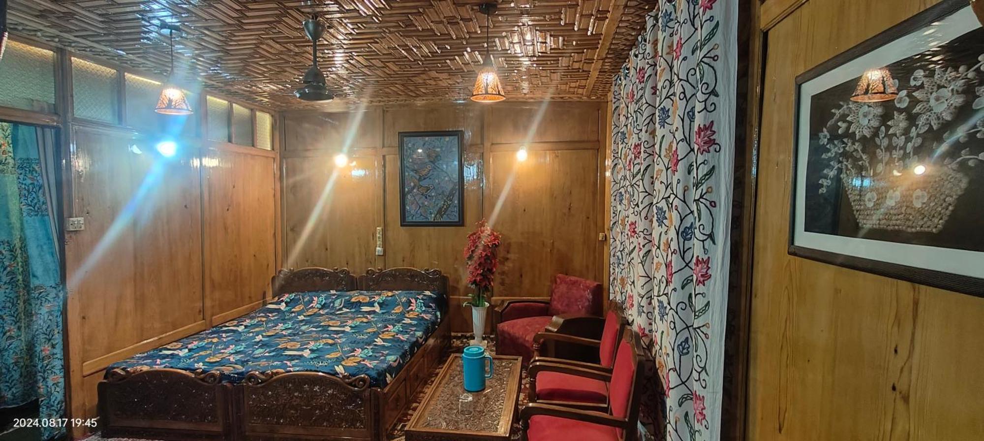 Houseboat Karima Palace Srinagar  Bagian luar foto