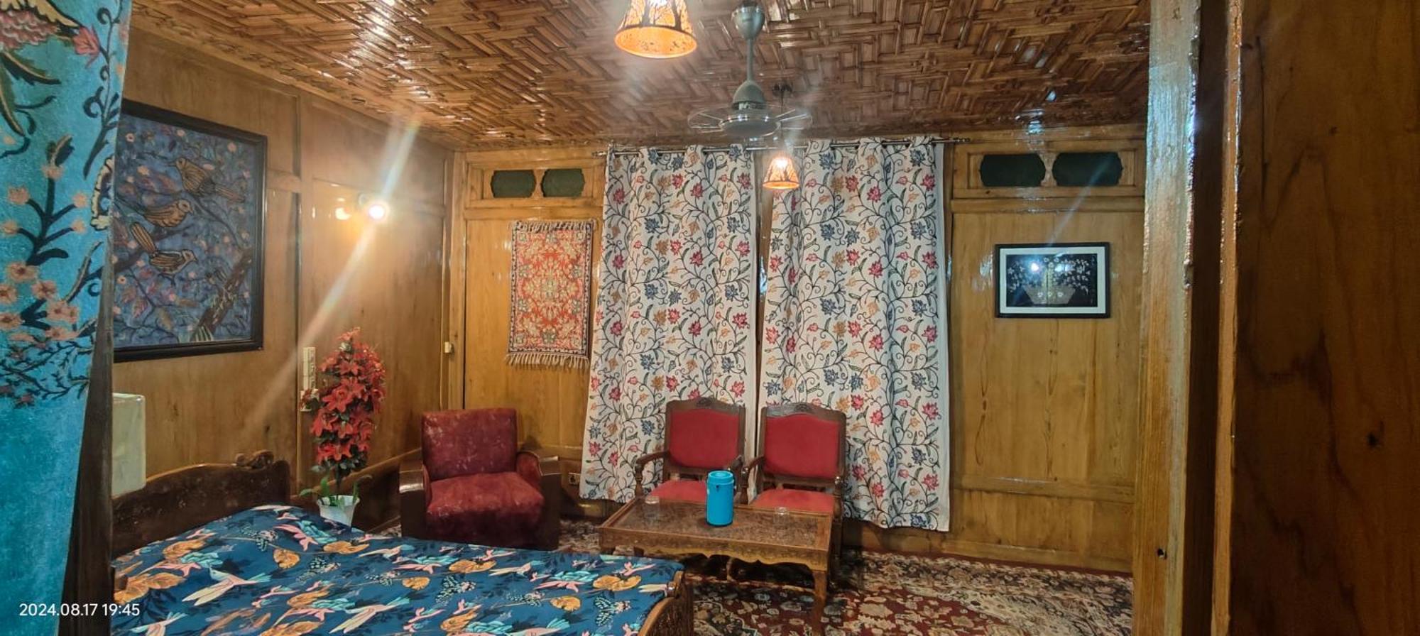 Houseboat Karima Palace Srinagar  Bagian luar foto